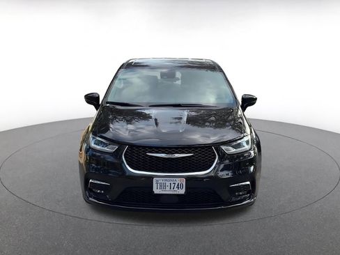 Used 2024 Chrysler Pacifica Touring-L image 4