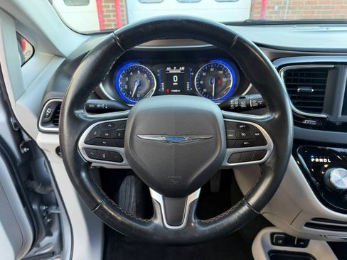 Used 2018 Chrysler Pacifica Touring-L FWD image 7