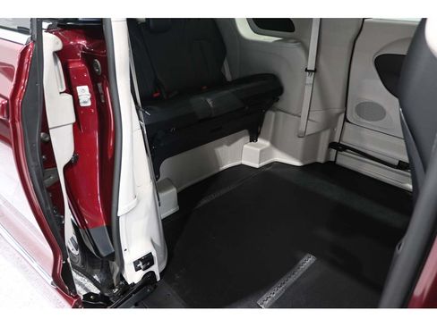 Used 2018 Chrysler Pacifica Touring-L FWD image 18