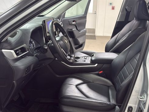 Certified 2023 Toyota Highlander XLE image 12