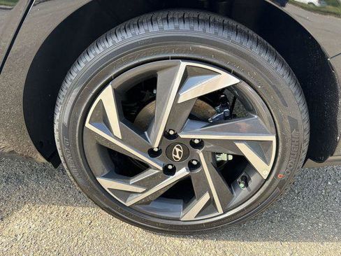 New 2025 Hyundai Elantra Limited image 19