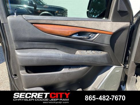 Used 2016 Cadillac Escalade Luxury AWD/4WD image 13