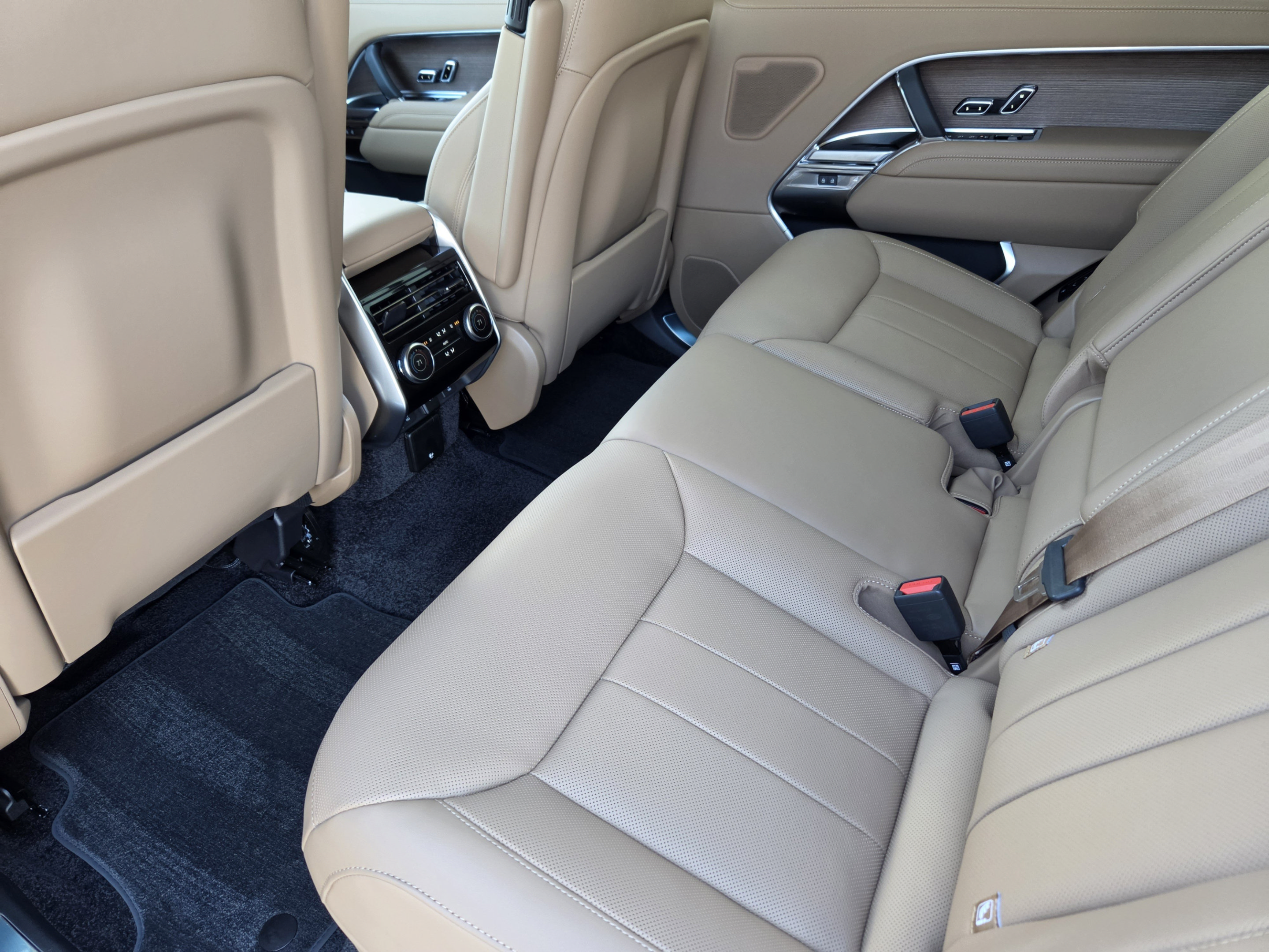 New 2026 Land Rover Range Rover Long Wheelbase SE AWD/4WD image 24