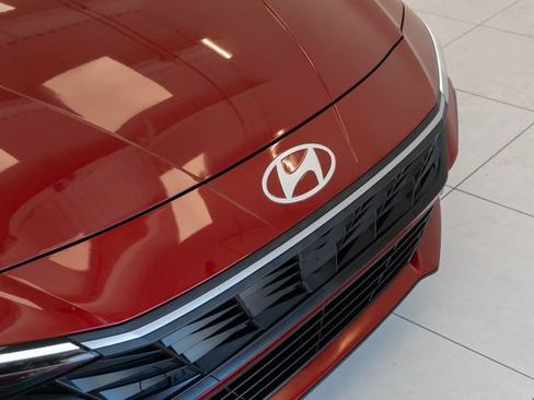 Used 2024 Hyundai Elantra SE FWD image 8