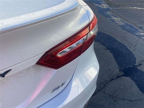 Used 2019 Toyota Camry XLE image 7