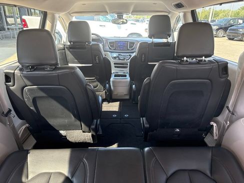 Used 2017 Chrysler Pacifica Touring-L Plus FWD image 18