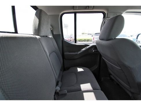 Used 2017 Nissan Frontier SV w/ SV Value Truck Package AWD/4WD image 13