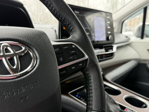 Used 2022 Toyota Sienna XLE image 19