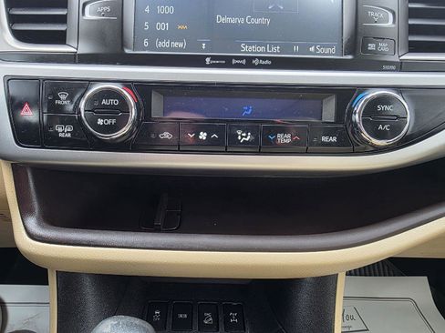 Used 2019 Toyota Highlander XLE image 22