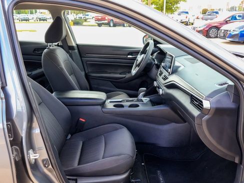 Used 2025 Nissan Altima 2.5 SV FWD image 8