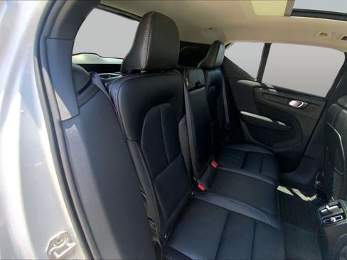 Used 2022 Volvo XC40 T5 Momentum AWD/4WD image 19