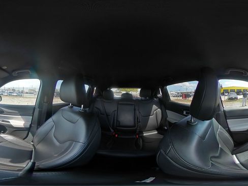 Used 2025 Jeep Compass Limited image 40