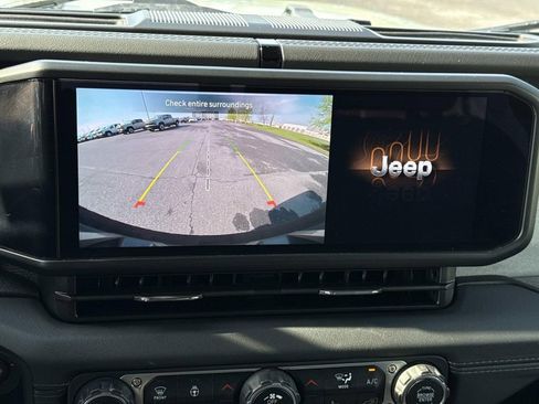 Used 2024 Jeep Wrangler Unlimited Sahara AWD/4WD image 4
