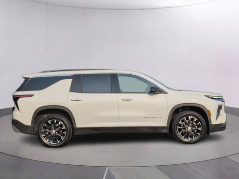 Used 2025 Chevrolet Traverse LT w/ Sun and Wheel Package FWD image 8