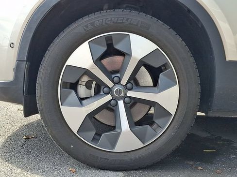 Used 2024 Volvo XC40 B5 Plus w/ Climate Package AWD/4WD image 4