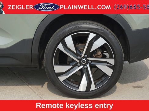 Used 2023 Volvo XC40 B5 Plus w/ Driver Assist Package AWD/4WD image 8