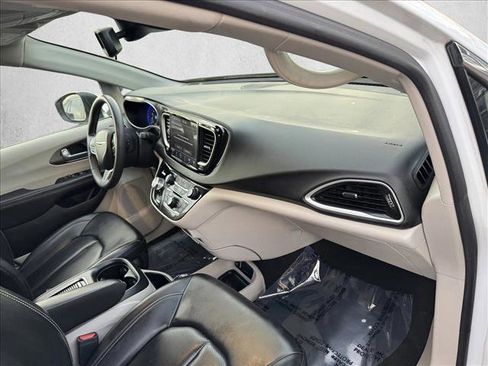 Used 2023 Chrysler Pacifica Touring-L FWD image 20
