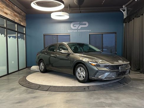 Used 2025 Hyundai Elantra SE image 1