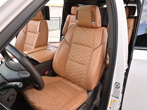 Used 2021 Cadillac Escalade ESV Sport w/ Driver Assist Tech Package AWD/4WD image 17