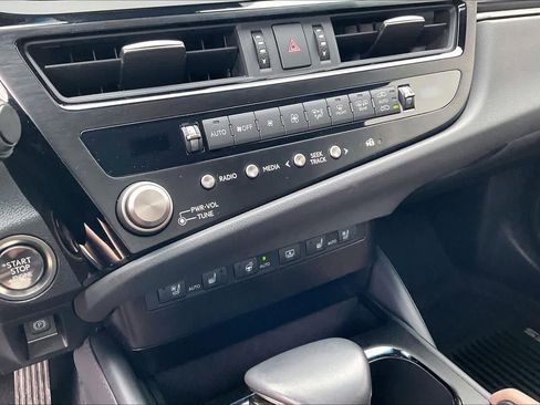 Used 2024 Lexus ES 350 w/ Technology Package image 32