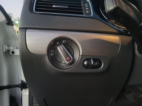 Used 2016 Volkswagen Jetta Sport image 25