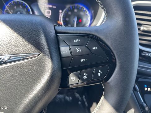 Used 2025 Chrysler Pacifica Limited image 27