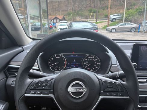 Used 2025 Nissan Altima 2.5 SV FWD image 29