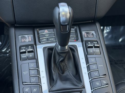 Certified 2018 Porsche Macan AWD/4WD image 30
