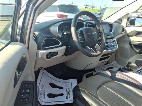 Used 2023 Chrysler Pacifica Touring-L FWD image 6