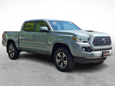 Used 2019 Toyota Tacoma TRD Sport w/ Technology Package AWD/4WD image 3