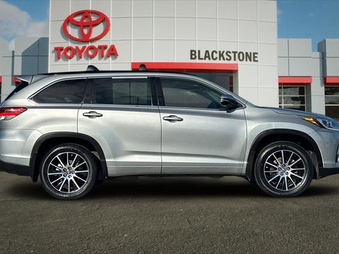 Certified 2017 Toyota Highlander SE image 2