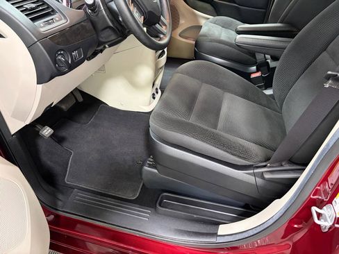 Used 2019 Dodge Grand Caravan SE FWD image 29