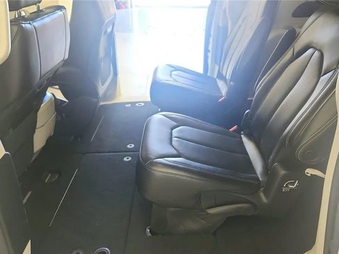 Used 2023 Chrysler Pacifica Touring-L FWD image 33