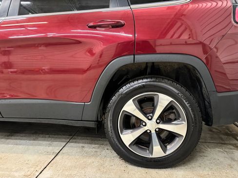 Used 2019 Jeep Cherokee Limited image 6