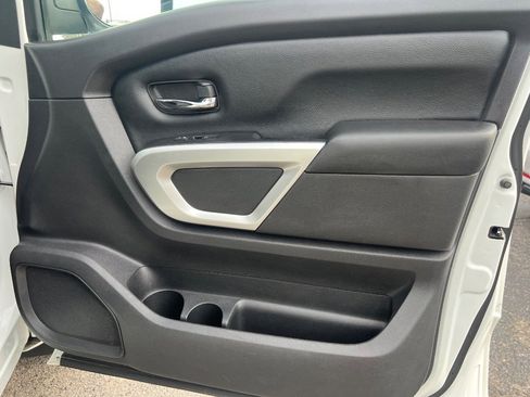 Used 2017 Nissan Titan SV image 17