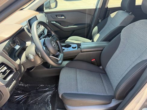 Used 2023 Nissan Rogue SV AWD/4WD image 25