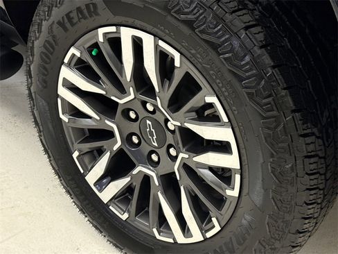 Used 2025 Chevrolet Suburban Z71 w/ Comfort Package image 12