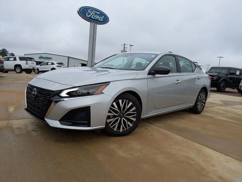 Used 2024 Nissan Altima 2.5 SV image 4