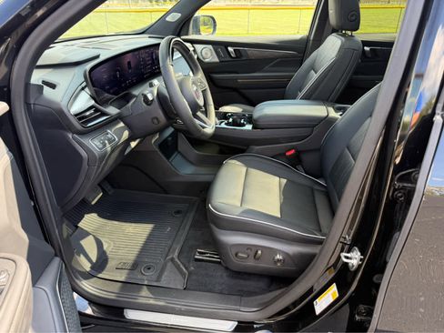 Used 2025 Buick Enclave Avenir w/ Super Cruise Package image 11