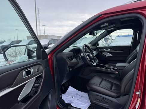 Certified 2025 Ford Explorer Platinum image 18