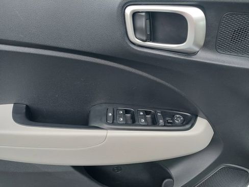 Used 2025 Hyundai Venue SEL FWD image 16