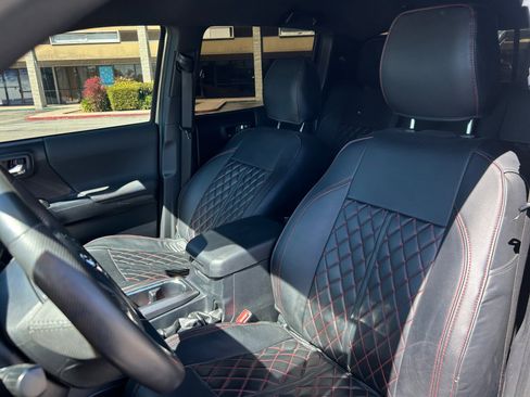 Used 2019 Toyota Tacoma TRD Sport w/ Technology Package image 18