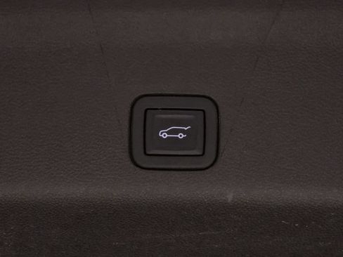 Used 2023 GMC Yukon XL Denali AWD/4WD image 32