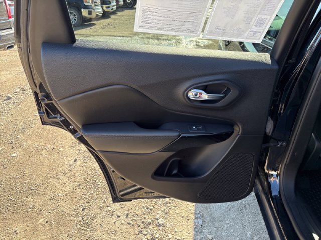Used 2019 Jeep Cherokee Latitude Plus AWD/4WD image 19