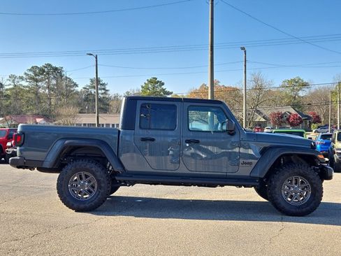New 2025 Jeep Gladiator Sport image 5
