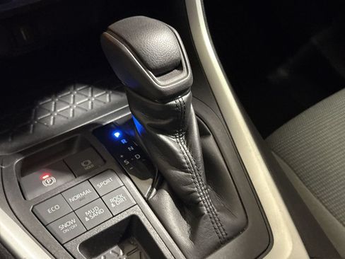 Used 2022 Toyota RAV4 LE AWD/4WD image 17