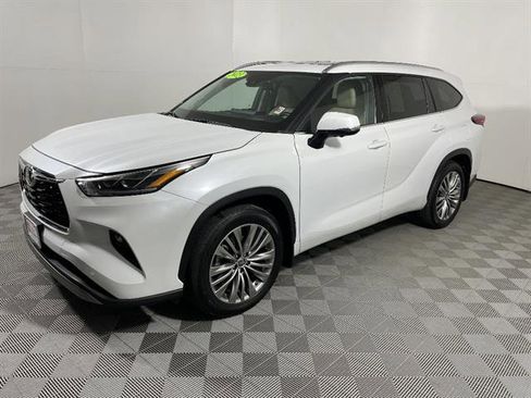 Used 2023 Toyota Highlander Platinum AWD/4WD image 3