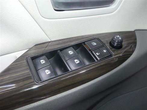 Used 2018 Toyota Sienna XLE Premium w/ Cargo Management Package image 20