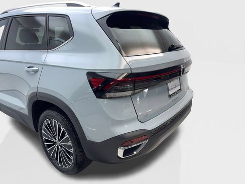 Used 2025 Volkswagen Taos SE FWD image 19