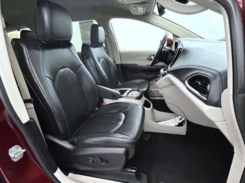 Used 2021 Chrysler Pacifica Touring-L image 15